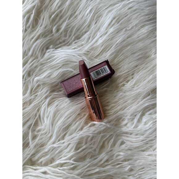 Charlotte Tilbury Matte Revolution Lipstick Very Victoria - Picture 4 of 5
